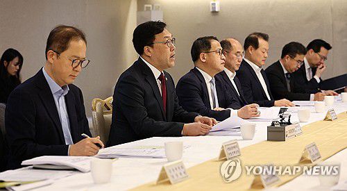 비상경제차관회의 겸 물가관계차관회의(서울=연합뉴스) 김인철 기자 = 김병환 기획재정부 제1차관이 15일 오전 서울 종로구 정부서울청사에서 열린 제37차 비상경제차관회의 겸 제10차 물가관계차관회의를 주재하고 있다. 2024.2.15 yatoya@yna.co.kr