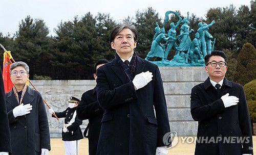 대전 방문한 조국 전 장관(대전=연합뉴스) 김준범 기자 = 조국 전 법무부 장관이 15일 오후 국립대전현충원을 찾아 국기에 경례하고 있다. 2024.2.15 psykims@yna.co.kr