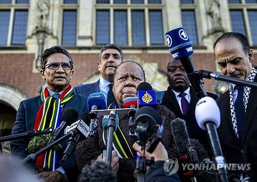 국제사법재판소(ICJ) 앞에서 기자회견하는 남아공 외무장관[EPA 연합뉴스 자료사진. 재판매 및 DB 금지]