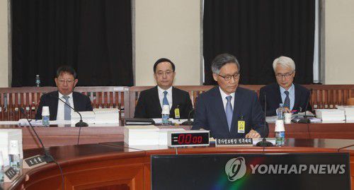 정보위 전체회의(서울=연합뉴스) 하사헌 기자 = 최용환 국정원 1차장이 25일 국정원 예산안 심사를 위한 국회 정보위원회 전체회의에 출석해 있다. 뒷줄 왼쪽부터 이석수 기조실장, 김상균 2차장, 김준환 3차장.  2019.11.25 toadboy@yna.co.kr