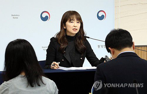 2024년 1월 고용동향 브리핑(세종=연합뉴스) 배재만 기자 = 서운주 통계청 사회통계국장이 16일 오전 정부세종청사에서 2024년 1월 고용동향 브리핑을 하고 있다. 2024.2.16 scoop@yna.co.kr
