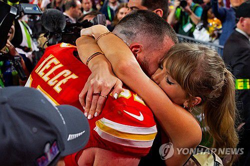 트래비스 켈시 소속 팀의 슈퍼볼 우승 후 그와 포옹하는 테일러 스위프트 [로이터 연합뉴스 자료사진. 재판매 및 DB 금지]
