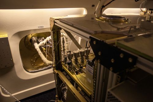 아시아 대기질 공동조사에 참여하는 NASA 관측기(오산=연합뉴스) 이재영 기자 = '아시아 대기질 공동 조사'(ASIA-AQ)를 위해 16일 오산 공군기지에 온 미국 항공우주국(NASA)의 '하늘을 나는 실험실' DC-8에 실린 휘발성유기화합물(VOCs) 측정기. 2024.2.16 jylee24@yna.co.kr