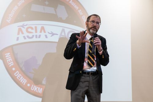 ASIA-AQ 계획 설명하는 NASA 관계자(오산=연합뉴스) 이재영 기자 = 오산 공군기지에서 16일 열린 '아시아 대기질 공동 조사'(ASIA-AQ) 미디어데이 행사에서 미 항공우주국(NASA) 짐 크로퍼드 박사가 조사 계획을 설명하고 있다. 2024.2.16 jylee24@yna.co.kr