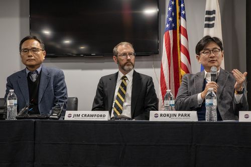 ASIA-AQ 미디어데이(오산=연합뉴스) 이재영 기자 = 오산 공군기지에서  16일 열린 '아시아 대기질 공동 조사'(ASIA-AQ) 미디어데이 행사에서 미 항공우주국(NASA)과 국립환경과학원 관계자들이 조사 계획을 설명하고 있다. 2024.2.16 jylee24@yna.co.kr