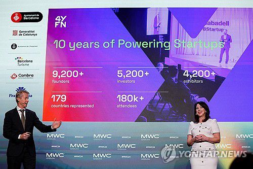 기자회견 하는 마츠 그란리드 GSMA 사무총장과 라라 디워 GSMA 최고마케팅책임자[로이터 연합뉴스 자료사진]