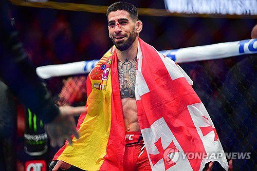 '최강' 볼카노프스키를 제압하고 UFC 페더급 챔피언에 오른 토푸리아[USA TODAY=연합뉴스]