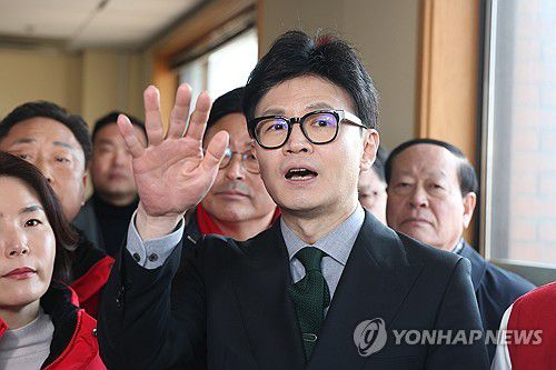 한동훈 비상대책위원장 국민의힘 한동훈 비상대책위원장이 지난 16일 오후 경기도 의정부시 반환 미군기지 캠프 레드클라우드에서 주한미군 2사단이 사단사령부 건물로 사용했던 프리맨홀을 둘러보며 대화를 나누고 있다. [연합뉴스 자료사진]