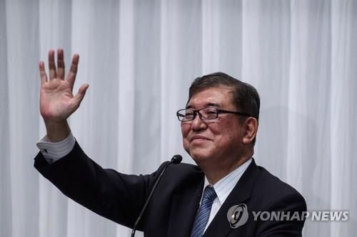 토론회에서 손 흔드는 이시바 시게루 전 자민당 간사장[EPA 연합뉴스 자료사진. 재판매 및 DB 금지]