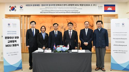 양해각서 체결 후 기념 촬영을 하는 관계자들왼쪽에서 3번째부터 행 뽀우 캄보디아 압사라청장, 최응천 문화재청장, 최영창 한국문화재재단 이사장 [문화재청 제공. 재판매 및 DB 금지]