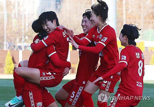 기뻐하는 현대제철(인천=연합뉴스) 임순석 기자 = 인천 남동경기장에서 열린 여자축구 2023 WK리그 챔피언결정전 2차전 인천 현대제철과 수원FC 경기, 손화연이 골을 넣은 뒤 동료들과 기쁨을 나누고 있다. 2023.11.25 soonseok02@yna.co.kr