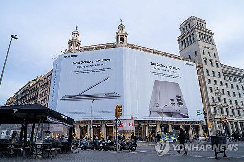 삼성전자, MWC24 앞두고 '갤럭시 익스피리언스 스페이스' 오픈(서울=연합뉴스) 삼성전자가 이달 26일부터 29일까지 스페인 바르셀로나에서 개최되는 모바일 월드 콩그레스 2024(Mobile World Congress·MWC24)를 앞두고, 전 세계 소비자들에게 갤럭시 S24 시리즈와 갤럭시 AI의 혁신을 소개한다고 20일 밝혔다. 사진은 19일(현지 시각) 스페인 바르셀로나 카탈루냐 광장(Plaza de Catalunya)의 갤럭시 S24 시리즈 대형 옥외 광고. 2024.2.20 [삼성전자 제공. 재판매 및 DB 금지] photo@yna.co.kr
