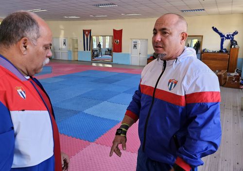 대화하는 쿠바태권도협회장(오른쪽)과 국가대표팀 감독[촬영 이재림 특파원]