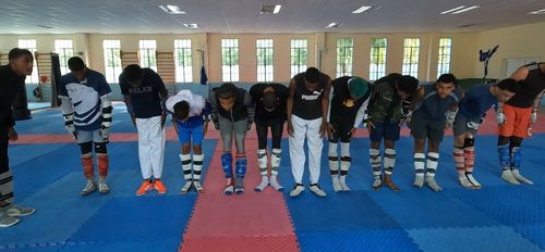 "차렷! 경례"(아바나=연합뉴스) 이재림 특파원 = 19일(현지시간) 쿠바 아바나에 있는 올림픽 국가대표 선수촌에서 태권도 선수들이 주장(왼쪽)의 구호에 맞춰 코치진에게 허리 숙여 인사하고 있다. 2024.2.21