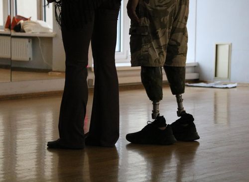 네 다리(키이우=연합뉴스) 김동호 특파원 = 20일(현지시간) 키이우의 한 댄스 스튜디오에서 아르템 모로즈가 댄스 연습 도중 휴식하며 밝게 웃고 있다. 2024.2.21. dk@yna.co.kr