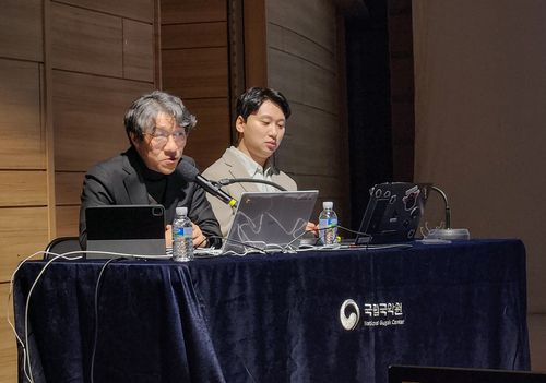 '검은사막' 사운드트랙 작업 과정 설명하는 류휘만 펄어비스 오디오실 디렉터(왼쪽)[촬영 김주환]