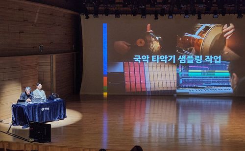 국악 타악기 샘플링 작업 설명하는 류휘만 펄어비스 오디오실 디렉터[촬영 김주환]