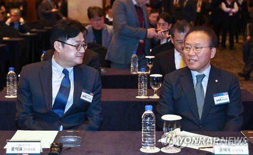 대화하는 여야 원내대표(서울=연합뉴스) 국민의힘 윤재옥 원내대표와 더불어민주당 홍익표 원내대표가 29일 중구 롯데호텔에서 열린 '2023 중앙포럼'에서 대화하고 있다. 2023.11.29 [국회사진기자단] xyz@yna.co.kr