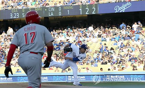 'LA몬스터'와 '추추트레인'의 맞대결!(로스앤젤레스=연합뉴스) 도광환 기자 = 27일 오후(현지시간) LA다저스 스타디움에서 열린 LA다저스와 신시내티 레즈의 경기에서 다저스 선발투수 류현진이 힘차게 볼을 던지고 있다. 류현진에게 볼넷을 얻어 나간 신시내티 1번타자 추신수가 3루까지 진루, 류현진의 투구를 보며 리드하고 있다. 2013.7.28 dohh@yna.co.kr
