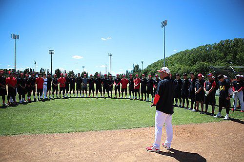 선수단과 인사하는 이범호 KIA 신임 감독(서울=연합뉴스) 프로야구 KIA 타이거즈의 11대 감독으로 선임된 이범호 감독이 13일 호주 캔버라에 차린 스프링캠프에서 구단의 감독 임명 발표 후 선수단과 인사하고 있다. 2024.2.13 [KIA 타이거즈 제공. 재판매 및 DB 금지] photo@yna.co.kr