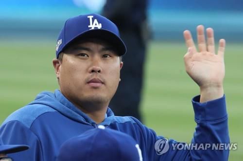 팬들에게 손 흔드는 다저스 시절의 류현진[연합뉴스 자료사진]