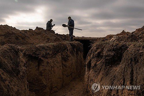 자포리자 전역에서 참호를 구축 중인 우크라이나군 병사들[AFP 연합뉴스자료사진. 재판매 및 DB 금지]