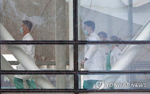 의료 현장에 남은 의사들(서울=연합뉴스) 김주성 기자