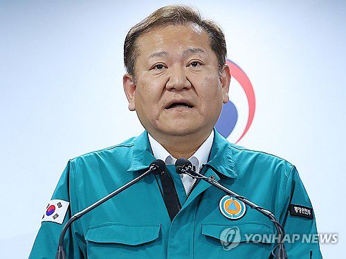 이상민 장관, 의료계 집단행동 관련 관계부처 합동브리핑(서울=연합뉴스) 김도훈 기자 = 이상민 행안부 장관이 21일 오후 정부서울청사 브리핑룸에서 의료계 집단행동 관련 관계부처 합동브리핑을 하고 있다. 2024.2.21 superdoo82@yna.co.kr