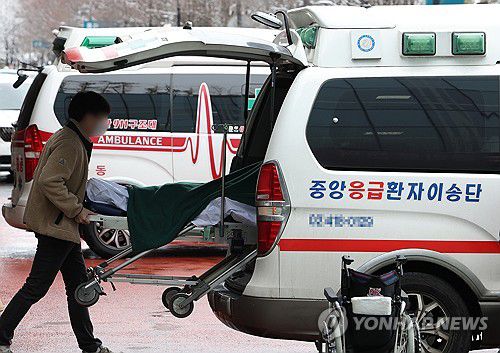 전원 위해 구급차로 향하는 환자(서울=연합뉴스) 김성민 기자 = 22일 오후 서울 한 대형병원에서 한 환자가 다른 병원 전원을 위해 구급차로 향하고 있다.     정부에 따르면 전체 전공의 대부분이 근무하는 주요 100개 수련병원을 점검한 결과 20일 밤까지 전공의 8천816명이 사직서를 제출했다. 2024.2.22 ksm7976@yna.co.kr