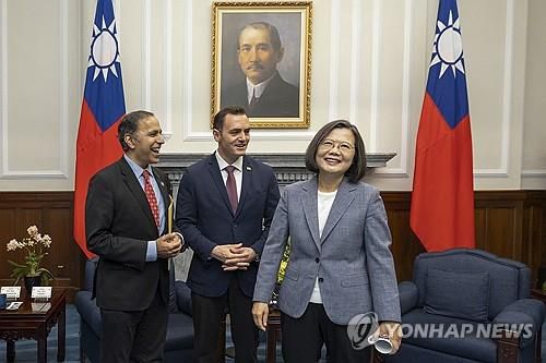 차이잉원 대만 총통(오른쪽) 예방한 갤러거 미 하원 의원(가운데)[AP 연합뉴스. 대만 총통부 제공]