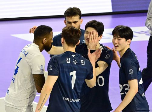 정지석의 얼굴에 공을 맞힌 뒤 사과하는 요스바니[KOVO 제공. 재판매 및 DB 금지]