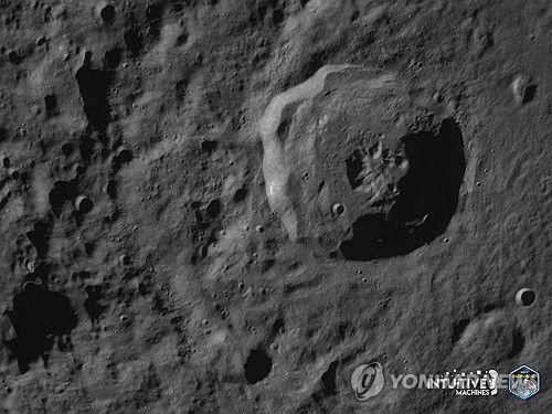 인튜이티브 머신스의 달 탐사선 오디세우스가 전송한 달 표면 사진[인튜이티브 머신스(Intuitive Machines)/AFP=연합뉴스. 재판매 및 DB 금지]