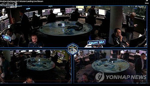 달 탐사선의  달 착륙순간을 지켜보는 NASA 관계자들2024.2.22 AFP=연합뉴스[재판매 및 DB금지]