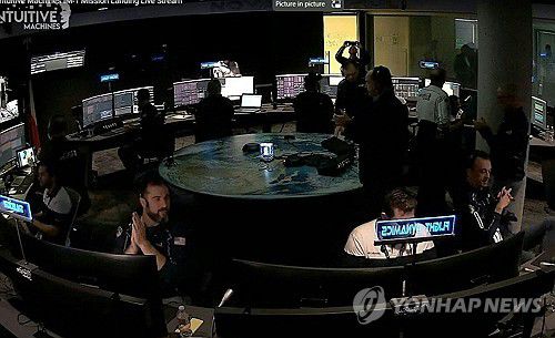 착륙 성공 소식에 박수를 치는 오디세우스 개발 관계자들(토런스 AFP=연합뉴스) 22일(현지시간) 미국 캘리포니아주 토런스에 마련된 관제 센터에서 미국 우주기업 인튜이티브 머신스의달착륙선 오디세우스 개발에 관여한 스코피어스 우주발사회사(SSLC) 팀원들이 착륙 성공 소식에 박수를 치고 있다. 2024.2.22