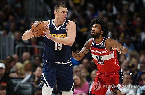 덴버의 니콜라 요키치(왼쪽)[AP=연합뉴스]