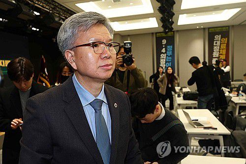 회견장 떠나는 김택우 의협 비대위원장(서울=연합뉴스) 서대연 기자