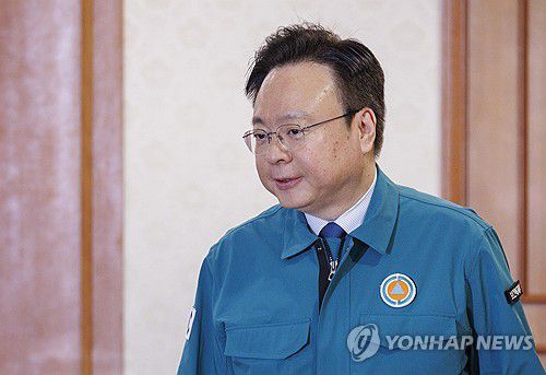 의사 집단행동 관계 장관회의 입장하는 조규홍 복지부 장관(서울=연합뉴스) 황광모 기자 = 정부의 의과대학 정원 확대에 반발해 국내 5대 대형병원 전공의들이 집단으로 사직서를 내는 등 의사들의 집단 반발로 인한 '의료대란' 우려가 커지고 있는 19일 오전 조규홍 보건복지부 장관이 서울 종로구 정부서울청사에서 열린 의사 집단행동 관계 장관회의에 입장하고 있다. 2024.2.19 hkmpooh@yna.co.kr