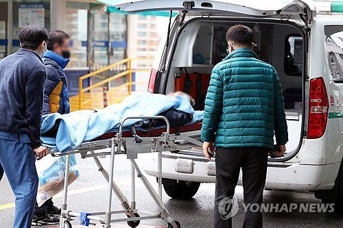 전공의 집단이탈에 환자 전원·퇴원(광주=연합뉴스) 천정인 기자 = 전공의 집단이탈이 시작된지 이틀째인 21일 광주 동구 조선대병원에서 한 환자가 다른 병원으로 전원되고 있다. 2024.2.21 iny@yna.co.kr