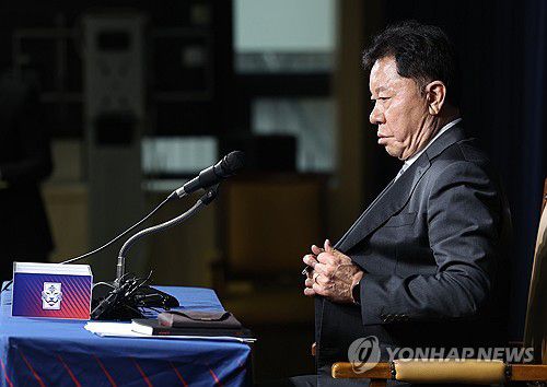 브리핑 나선 정해성 신임 전력강화위원장(서울=연합뉴스) 서대연 기자 = 정해성 대한축구협회 국가대표전력강화위원장이 21일 오후 서울 종로구 축구회관에서 열린 전력강화위원회 회의 결과 브리핑에 참석해 옷매무시를 가다듬고 있다. 2024.2.21 dwise@yna.co.kr