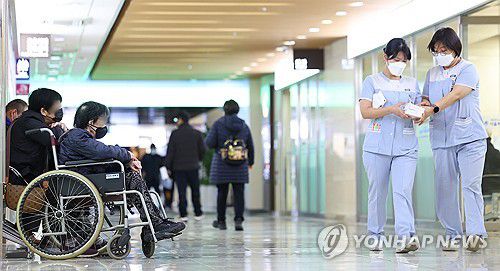 전공의 공백, 남겨진 의료진에게 업무 부담으로[연합뉴스 자료사진]