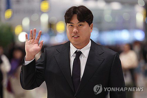 한화 복귀한 류현진, 2차 캠프 합류 위해 일본으로(영종도=연합뉴스) 서대연 기자 = 한화 이글스와 계약하며 12년만에 한국프로야구 KBO리그로 돌아오는 류현진이 23일 오전 인천국제공항 제2여객터미널에서 한화 2차 캠프 합류를 위해 일본으로 출국하며 취재진을 향해 손을 흔들고 있다. 2024.2.23 dwise@yna.co.kr