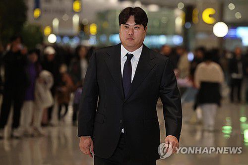 캠프 합류 위해 출국하는 류현진(영종도=연합뉴스) 서대연 기자 = 한화 이글스와 계약하며 12년만에 한국프로야구 KBO리그로 돌아오는 류현진이 23일 오전 인천국제공항 제2여객터미널에서 한화 2차 캠프 합류를 위해 일본으로 출국하고 있다. 2024.2.23 dwise@yna.co.kr