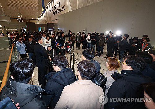 류현진에 쏠린 관심(영종도=연합뉴스) 서대연 기자 = 한화 이글스와 계약하며 12년만에 한국프로야구 KBO리그로 돌아오는 류현진이 23일 오전 인천국제공항 제2여객터미널에서 한화 2차 캠프 합류를 위해 일본으로 출국하기 전 취재진과 인터뷰하고 있다. 2024.2.23 dwise@yna.co.kr