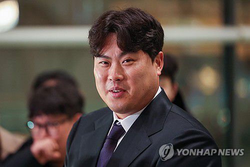 밝은 표정의 류현진(영종도=연합뉴스) 서대연 기자 = 한화 이글스와 계약하며 12년만에 한국프로야구 KBO리그로 돌아오는 류현진이 23일 오전 인천국제공항 제2여객터미널에서 취재진과 인터뷰하며 밝은 표정을 짓고 있다. 2024.2.23 dwise@yna.co.kr