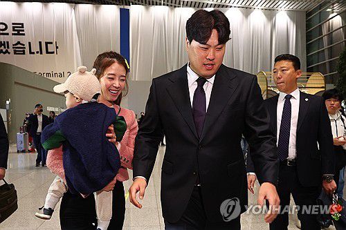 출국 전 가족들과 인사 나누는 류현진(영종도=연합뉴스) 서대연 기자 = 한화 이글스와 계약하며 12년만에 한국프로야구 KBO리그로 돌아오는 류현진이 23일 오전 인천국제공항 제2여객터미널에서 한화 2차 캠프 합류를 위해 출국하며 가족들에게 인사하고 있다. 2024.2.23 dwise@yna.co.kr