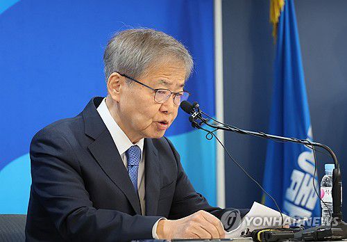 민주당 공천심사결과 발표하는 임혁백 공천관리위원장(서울=연합뉴스) 이정훈 기자 = 더불어민주당 임혁백 공천관리위원장이 23일 오전 서울 여의도 중앙당사에서 공천심사결과를 발표하고 있다. 2024.2.23 uwg806@yna.co.kr