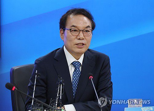 인사말 하는 정한중 교수(서울=연합뉴스) 이정훈 기자 = 23일 서울 여의도 더불어민주당 중앙당사에서 열린 인재영입식에서 정한중 한국외국어대학교 법학전문대학원 교수가 인사말을 하고 있다. 2024.2.23 uwg806@yna.co.kr