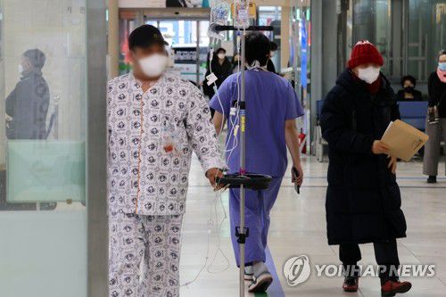 나흘째 이어진 전공의 이탈(광주=연합뉴스) 정회성 기자 = 정부의 의대 증원 추진에 반발하는 전공의들의 집단 이탈이 나흘째 이어진 23일 오전 광주 동구 학동 전남대학교병원 본관에서 의료진이 환자들 사이로 걸어가고 있다. 2024.2.23 hs@yna.co.kr