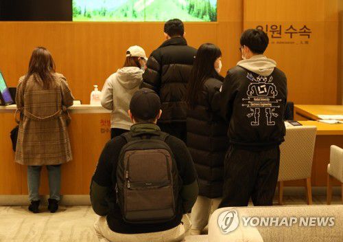 의사 있는 병원을 찾아서(대전=연합뉴스) 이주형 기자 = 전공의 의료 중단 나흘째인 23일 대전 유성구의 한 2차 병원을 찾은 시민들이 진료를 기다리고 있다. 2024.2.23 coolee@yna.co.kr