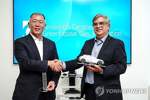 상파울루대학 총장 만난 정의선 회장(서울=연합뉴스) 정의선 현대차그룹 회장(왼쪽)이 22일(현지시간) 브라질 상파울루대학에서 카를로스 길베르토 칼리로티 주니어 상파울루대학 총장과 만나 아이오닉 5 모형을 들고 기념 촬영하고 있다. 2024.2.23 [현대차그룹 제공. 재판매 및 DB 금지] photo@yna.co.kr